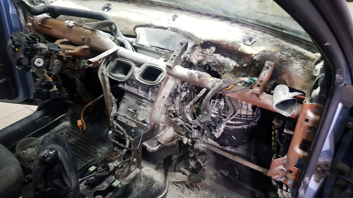 Вот что будет если поставить вместо нужного предохранителя "Жука"
