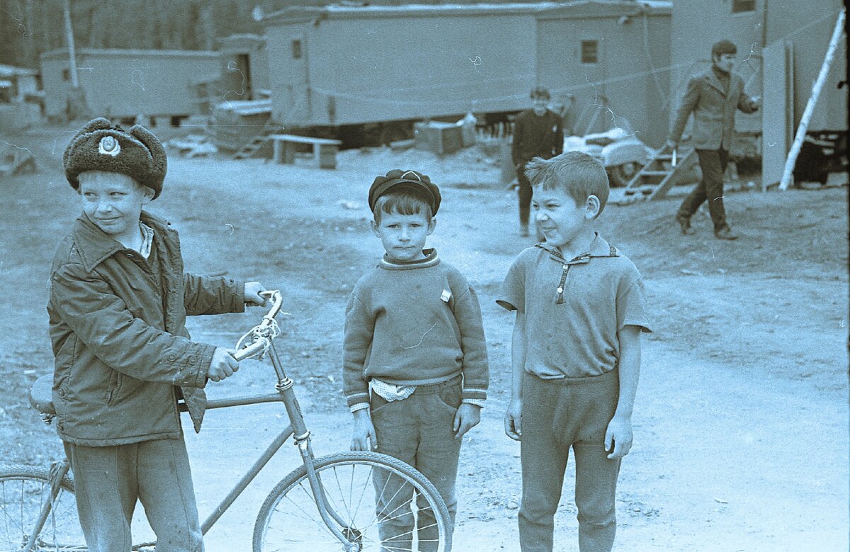 Молодое поколение поселка Звездный. Фото Михаила Москвина. Кто узнал себя на фото?