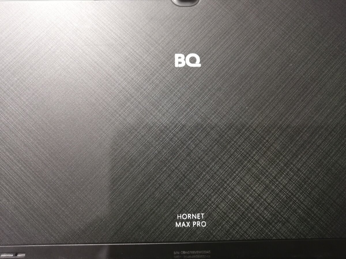 Здравствуйте.
Сегодня в мои очумелые руки попал планшет BQ Hornet Max Pro с расколотым экраном. Значит предстоит замена тачскрина BQ Hornet Max Pro.
Планшет с треснутым экраном. Включается с кнопки.-2