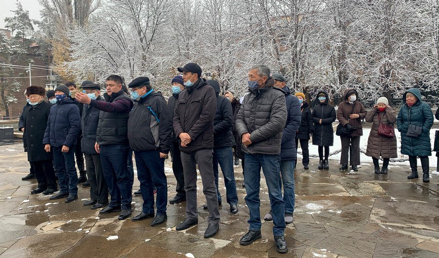 В Алматы прошла акция памяти по Жанболату Агадилу. Власти не стали препятствовать собравшимся, но все же себя проявили как могли.