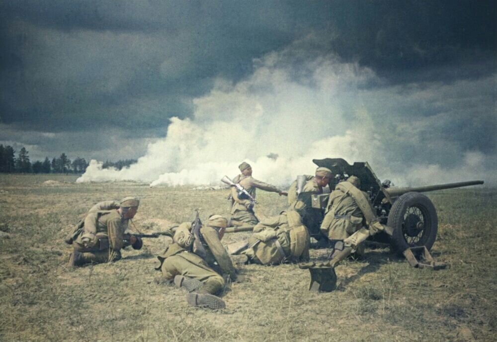 Расчет 45-мм противотанковой пушки образца 1942 г. (М-42) ведет бой под прикрытием дымовой завесы. Центральный фронт. 1943. Автор: Олег Кнорринг. Источник: waralbum.ru. Фотография использована в качестве иллюстрации.