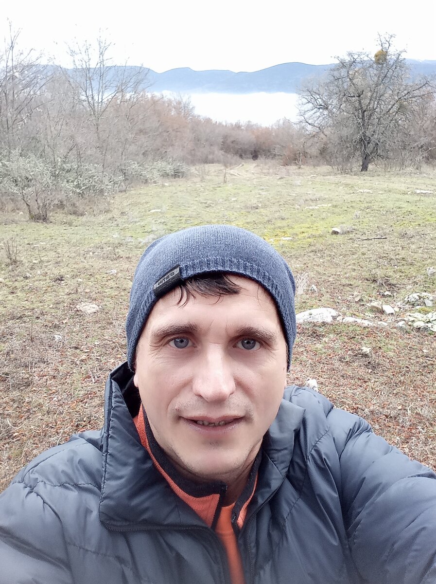 Внизу Байдарская долина покрытая туманом, а в горах возле дольменов  светит Солнце 
