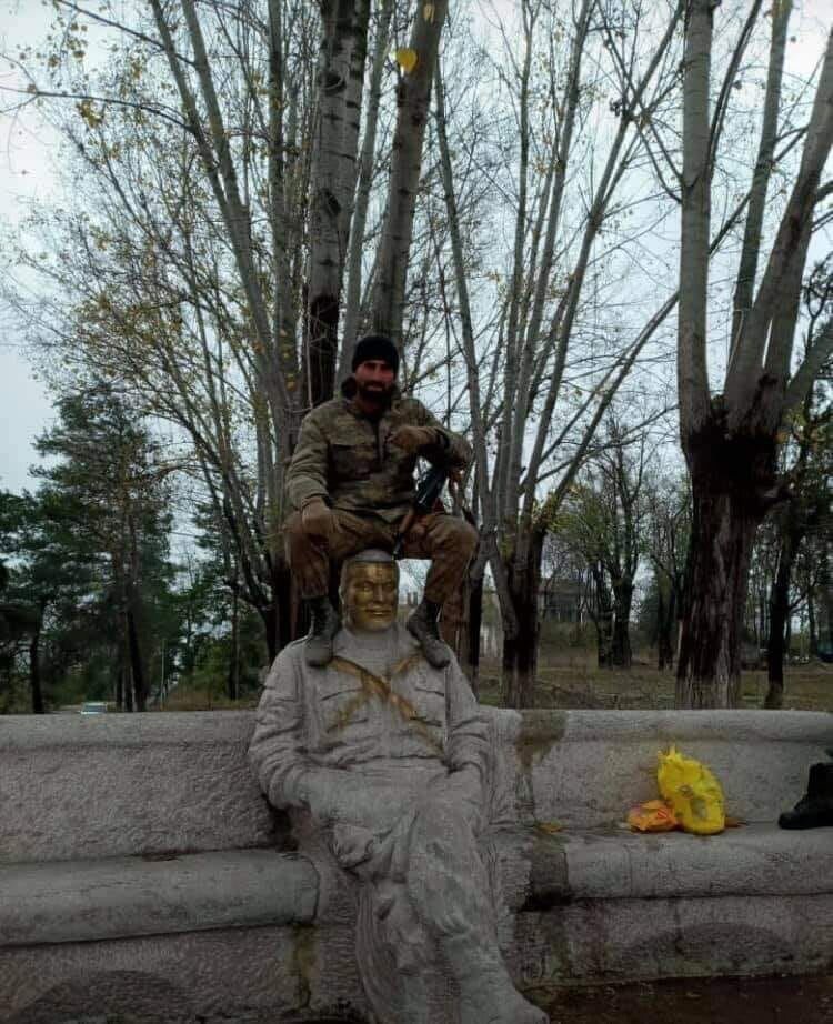 Война с памятниками - как это знакомо. Азербайджанский солдат в Шуши сел на голову Вазгену Саркисяну, первому министру обороны Армении. Был я там меньше месяца назад.