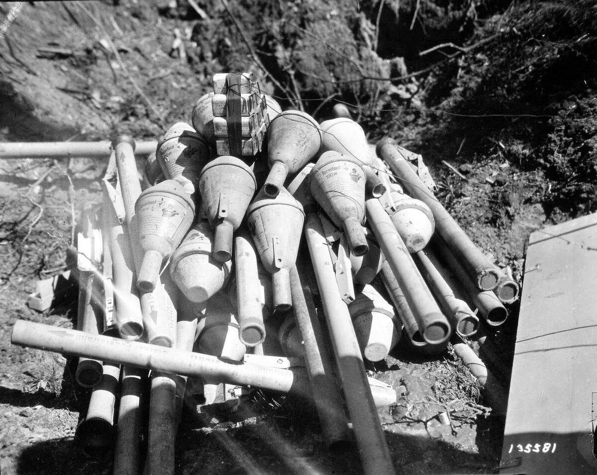 Фауст патрон вермахта. Германия 1945 фаустпатрон. Противотанковый гранатомёт «Панцерфауст 60».. Немецкий фаустпатрон второй мировой войны