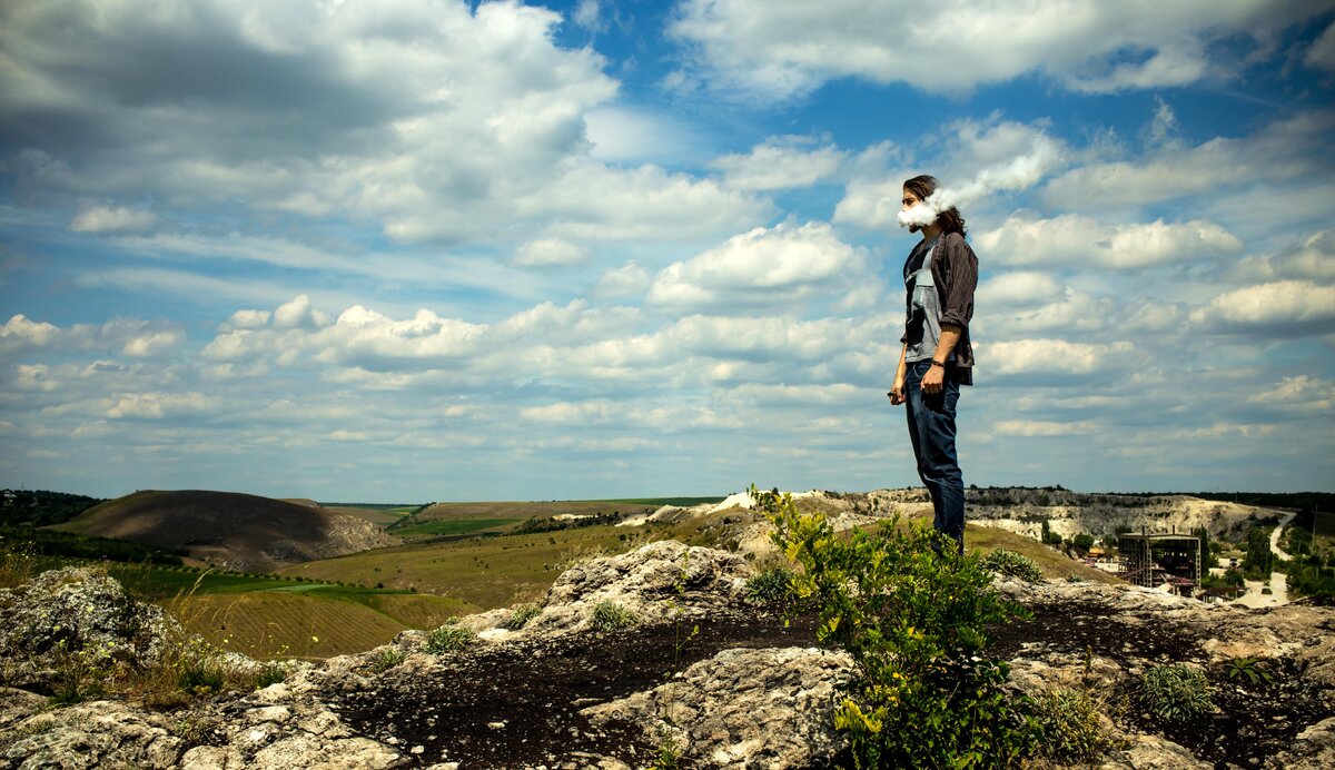 Как избежать этих ограниченных пространств? Ну, вы можете придерживаться вейпинга
На открытом воздухе. Это один из лучших способов вейпа по нескольким причинам.
Прежде всего, большое открытое пространство - как общественный парк или пешеходная тропа -
означает, что вам не придется вейп рядом с другими людьми. В дополнение к этому,
ваши шлейфы пара просто рассеются в воздухе. При вейпинге
снаружи, не забудьте принять во внимание ветер и обеспечить ваши облака
не взорван в лицах других людей.