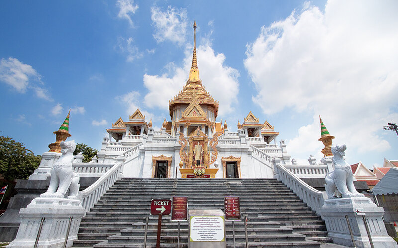 В Вате Траймит (храм Золотого Будды) - находится самая большая в мире статуя Будды, отлитая из цельного куска золота. Её высота 4м, она была создана в эпоху Сукхотай из 5-тонного куска 18-кратного золота.