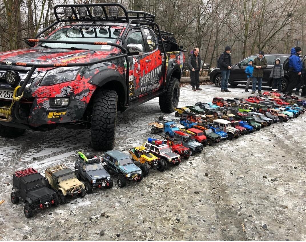 Встреча польских любителей автомоделирования. Соревнования проходили в каком-то парке. Тусовку спонсировала австралийская компания PEDDERS, продающая подвеску, тормоза и т.д. более чем для 80 моделей.  