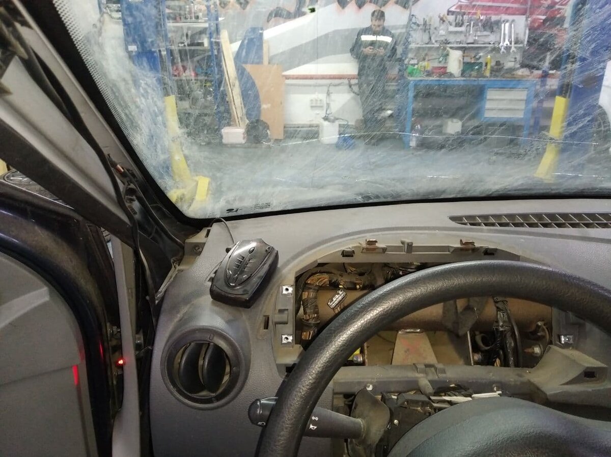 Демонтаж приборки. Откручиваем саморез в углу торпеды