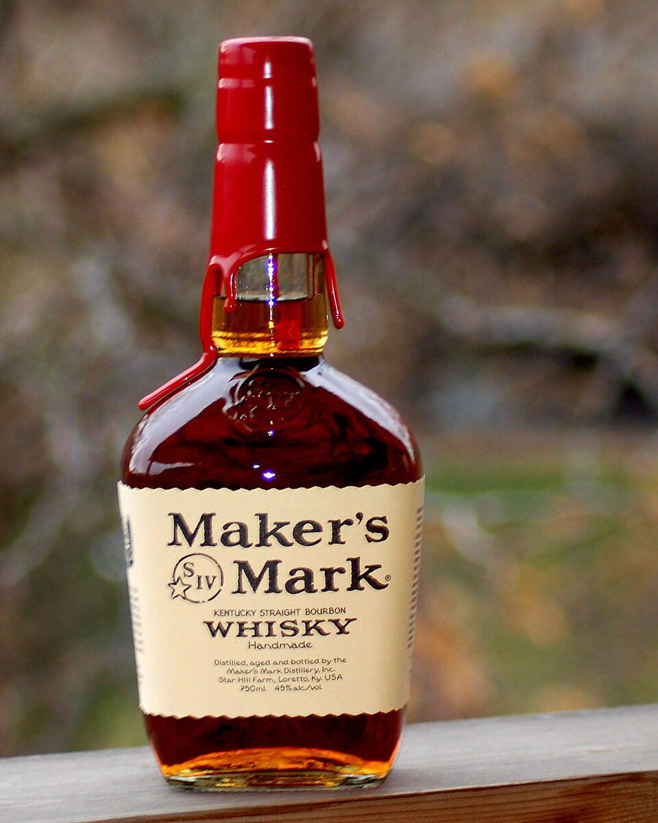 Maker’s Mark Bourbon Whisky (45%) Это самый первый бурбон винокурни. Имеет характерный золотистый цвет. Во вкусе присутствуют маслянистые и слегка медовые оттенки, которые делают его мягче и богаче. Послевкусие суховатое с дубовыми нотками. Аромат имеет нотки экзотических фруктов и пикантные дубовые оттенки, которые говорят о высоком классе напитка. Это единственный бурбон Maker’s Mark, который официально представлен на территории России и Украины.


