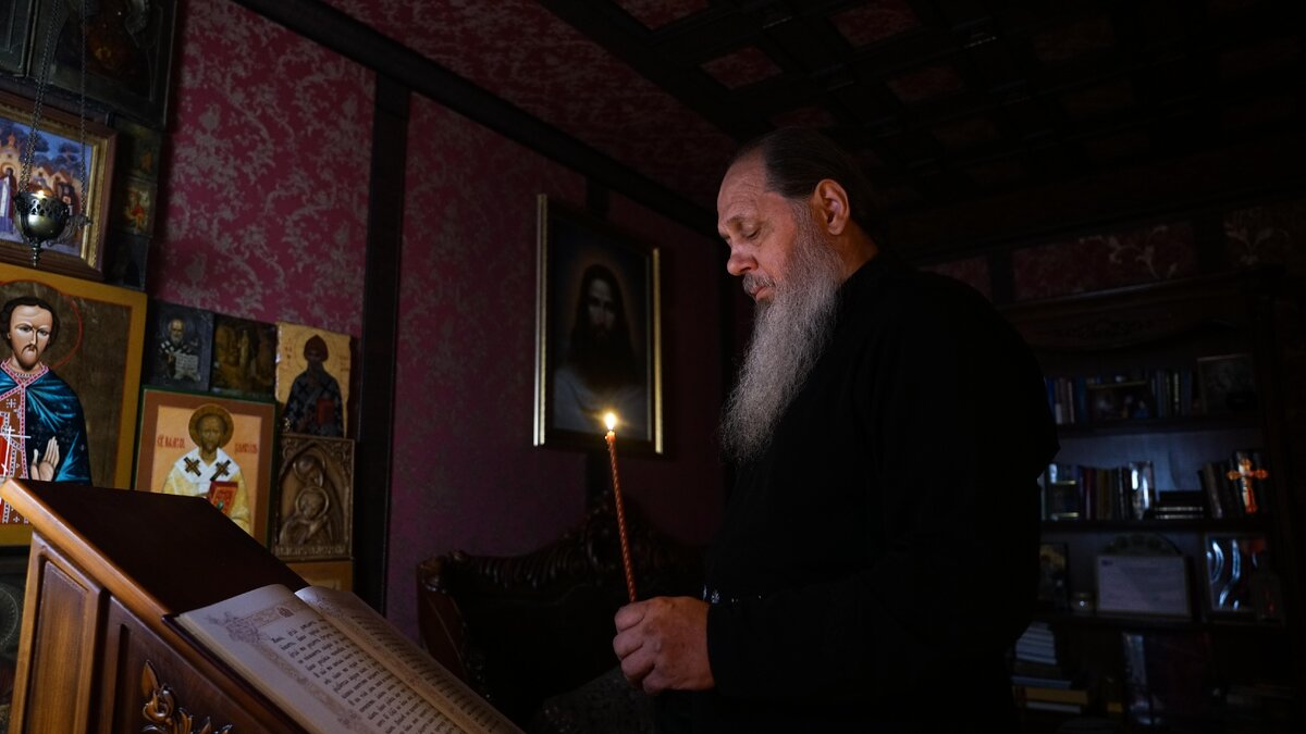 На фото о. Владимир Головин