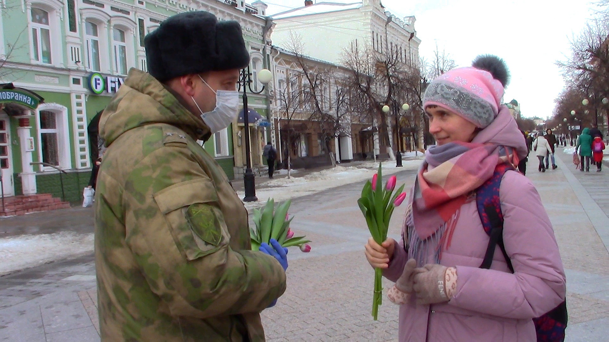 Росгвардеец дарит цветы. Акция Дарите женщинам цветы.