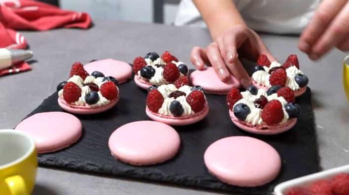 Украшаем макаруны начинкой