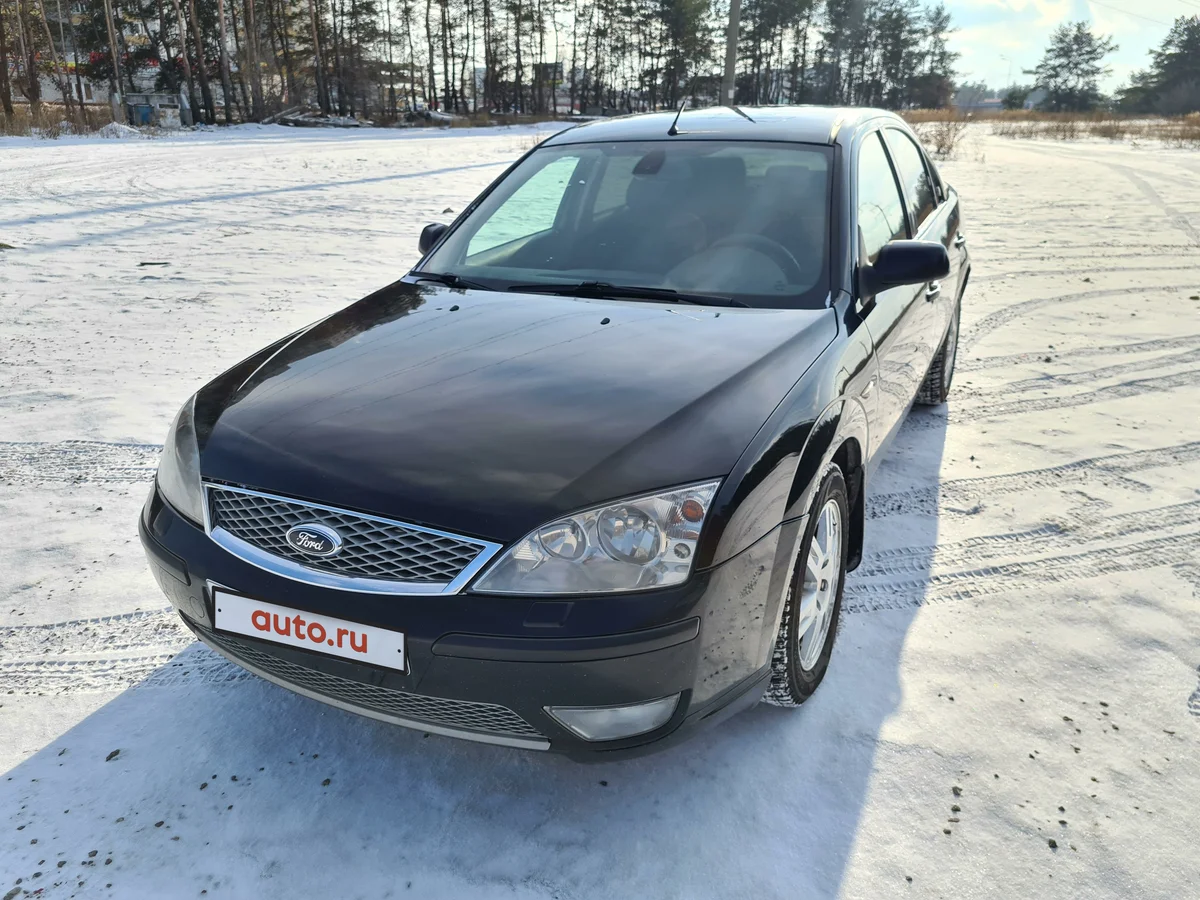 Длинный капот и широкая база кузова напоминает увеличенный Фокус 2