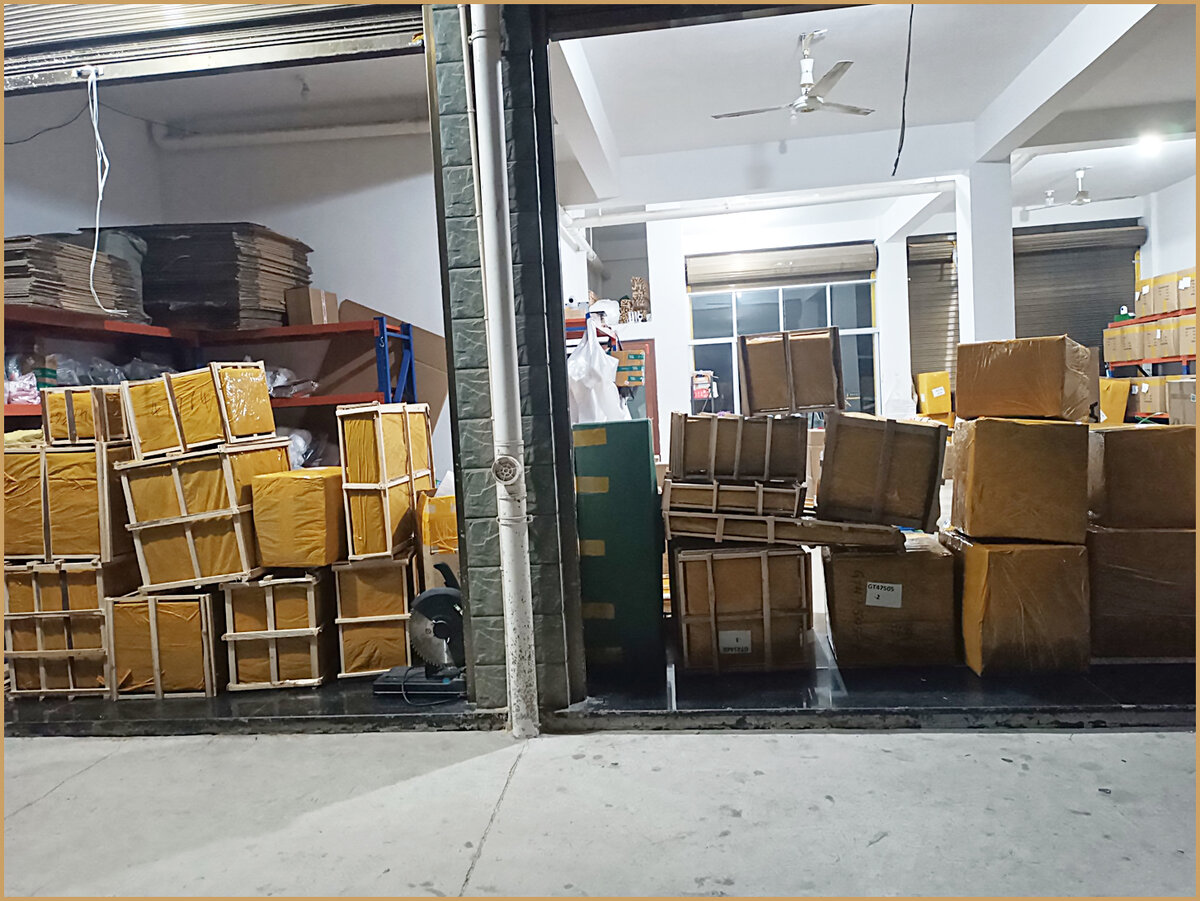 Сборный груз подготовленный к отправке в Россию.