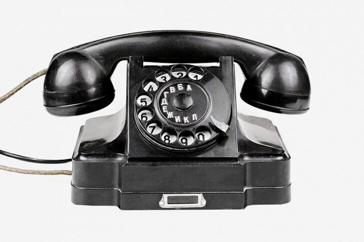 «ТАН-5» — настольный телефонный аппарат системы АТС (1948) имел буквенно-цифровую индикацию на номеронабирателе, трубку с угольным капсюльным микрофоном и электромагнитным телефоном на вилочковом держателе. Использовался в СССР для внутриучрежденческой и городской связи в 1950–1960-х годах