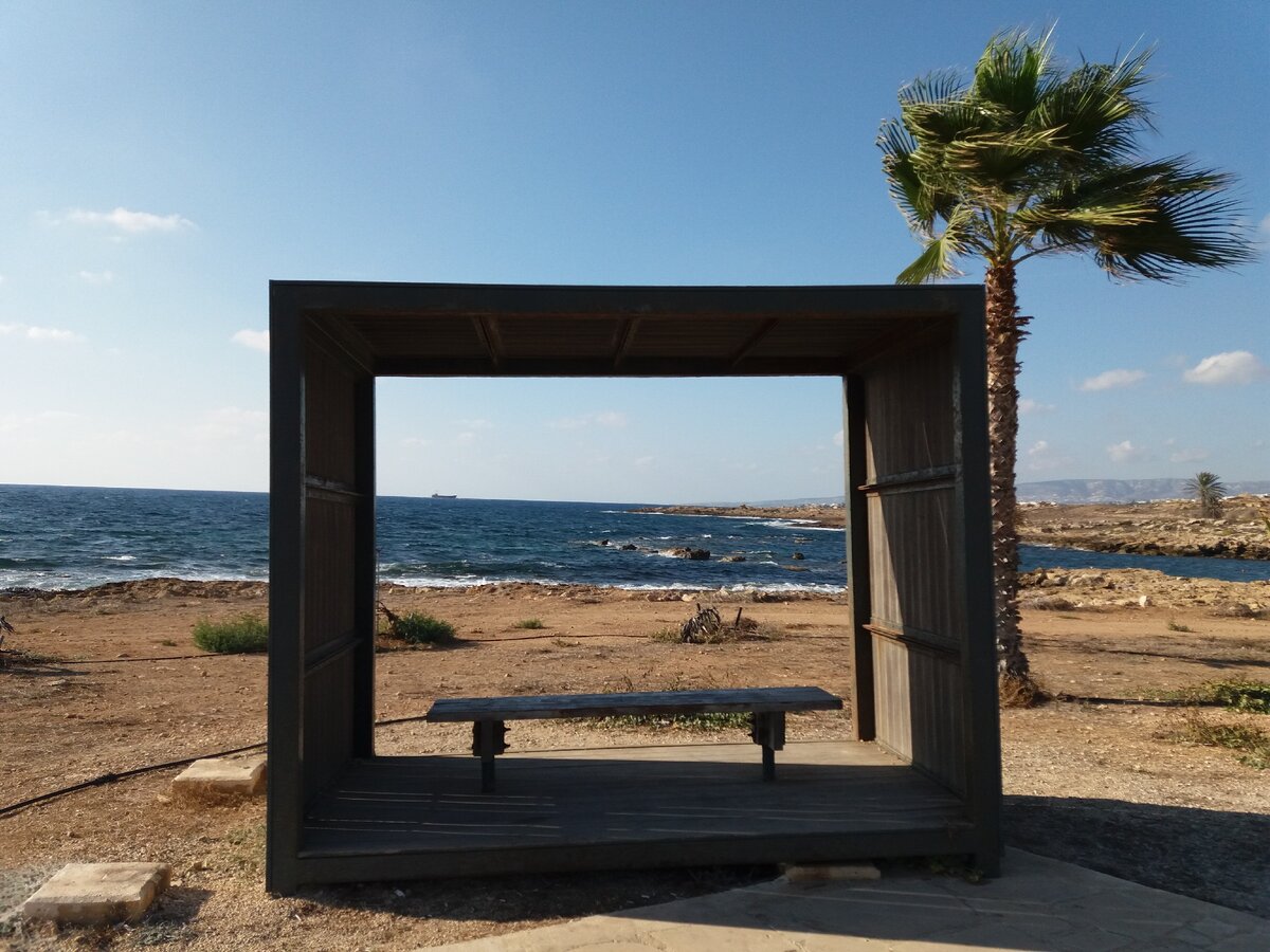 Скамеечка для отдыха на променаде вдоль моря