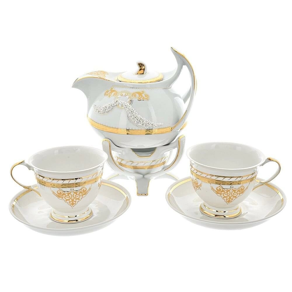 Чайный набор «Чай на двоих» на 2 персоны.    Материал:  Фарфор.
 Чаепитие в русском стиле - это красивый ритуал с неповторимой атмосферой. В ее создании непосредственную роль играют предметы для сервировки  и посуда. Вашему вниманию  - функциональный  набор на двоих, расписанный в технике свободно-кистевой росписи вручную. Изготовлен вручную. Это вариант красивого   подарка на Свадьбу и Юбилей для  почитателя старых-добрых русских традиций гостеприимства, любителей неторопливых чайных церемоний и необыкновенной посуды.  
Корпуса чашек, блюдец и чайника изготовлены из твердого, не пористого  фарфора, приготовленного по секретной рецептуре  на основе высококачественной глины.  Поверхность каждого предмета покрыта защитными слоями прозрачной стеклянной глазури, а поверх глазури выполнен декор посредством краски на основе золота.    