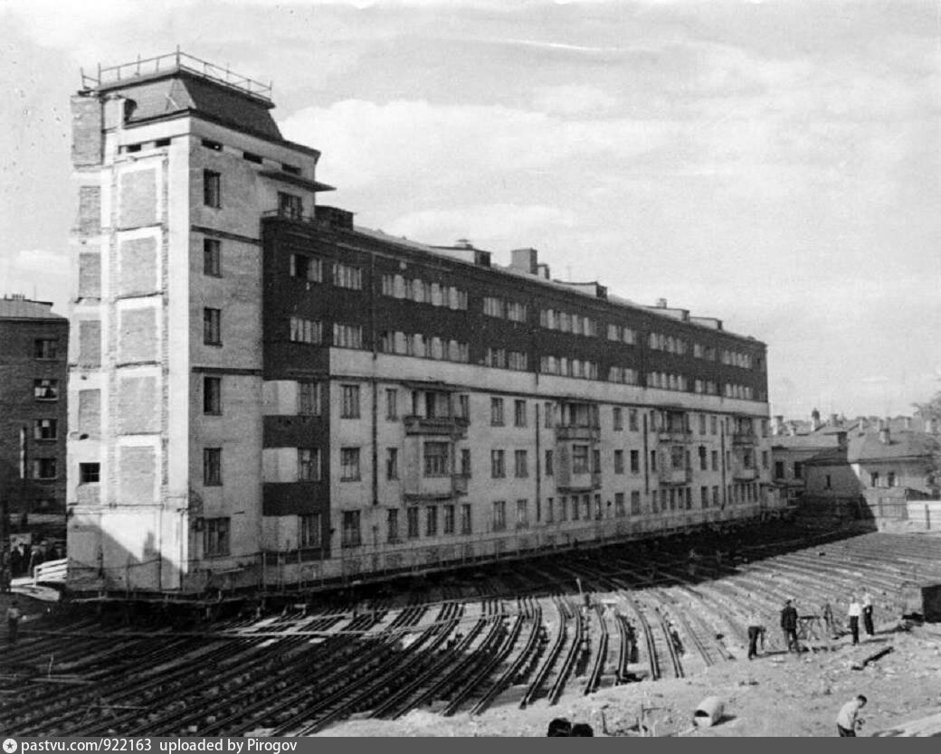 Перенесли здание. Перемещение зданий в Москве. Передвинули дом в Москве в СССР. Передвижение домов в Москве. Перемещение зданий в Москве в 30.