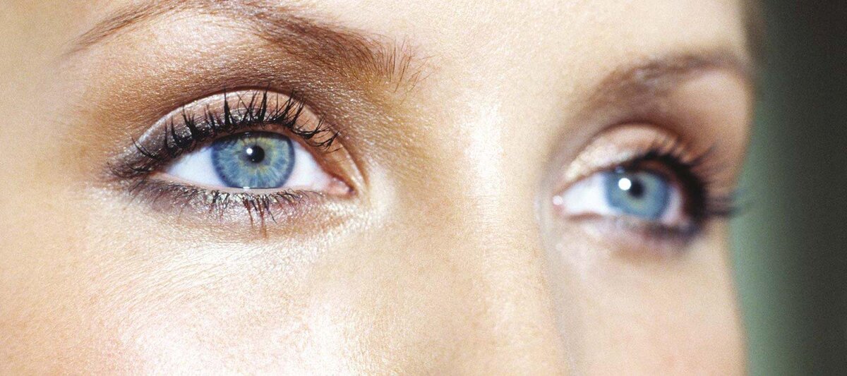 Холодный оттенок цвета глаз.