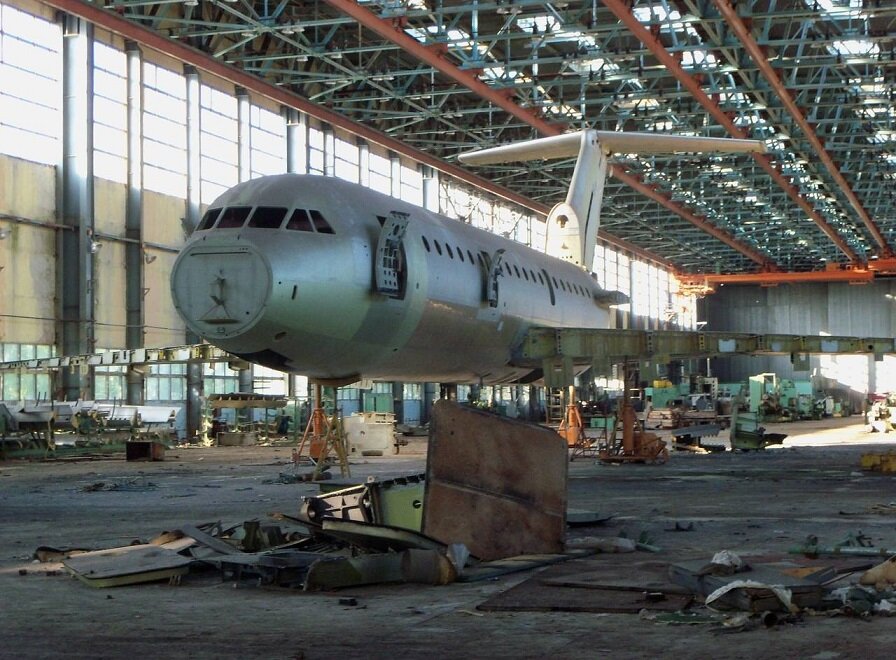 Печальный вид на бывший корпус авиазавода