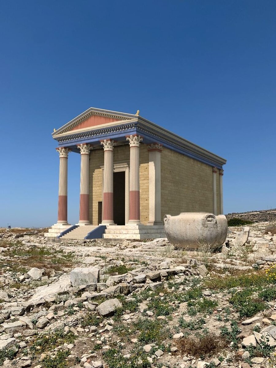 Можно увидеть, как выглядели разрушенные археологические объекты ранее. В реальности от этого храма на Кипре остался лишь фундамент. 