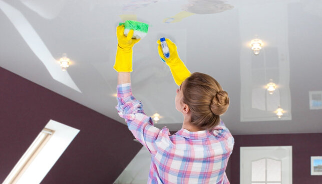 Избавиться от загрязнений просто – достаточно периодически проводить влажную уборку потолка.