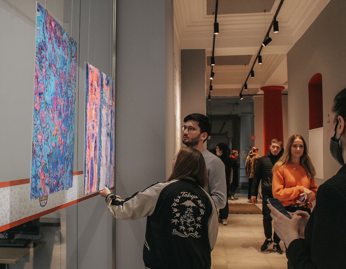 Картины в стиле glitch art продаются с аукционов в интернете. Полотна молодых художников стоят от 0,1 эфириума