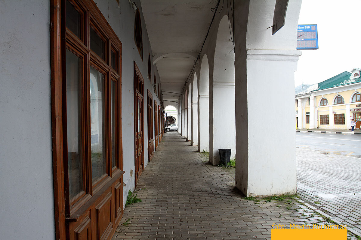 Старинные галереи торговых рядов заселены современными «купцами», но некоторые павильоны пустуют, видимо, кризисные явления не обошли стороной и местную когорту предпринимателей.