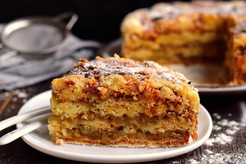 Время приготовления : 70 минут / Порций : 6                                                                   Ингредиенты :                                                                                                                                                                      Яблоко-1250 гр
Манная крупа-160 гр
Мука-130 гр
Сахар-210 гр
Сливочное масло-150 гр
Разрыхлитель-2 ч.л
Соль-1 щепотка
Ванильный сахар-10 гр