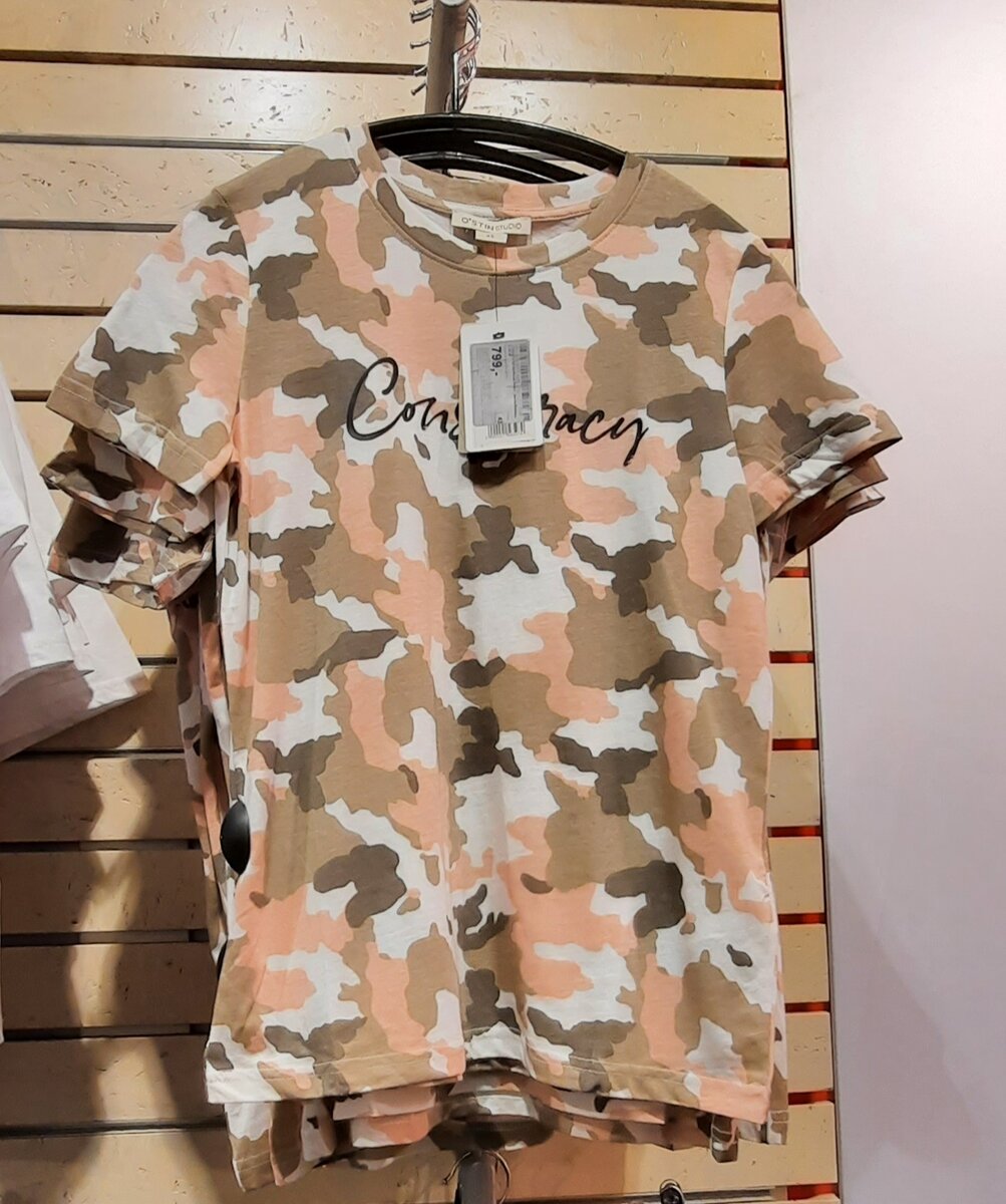 Футболка в камуфляжный принт 799 руб.