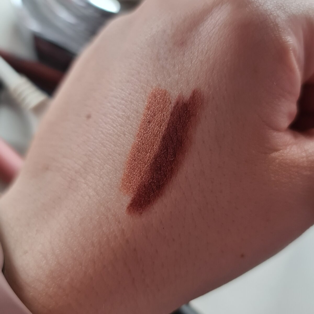 На фото Vivienne Sabo Jolies Levres 104 (темный), Golden Rose Matte Lipstick Crayon 15 (светлый нюд)