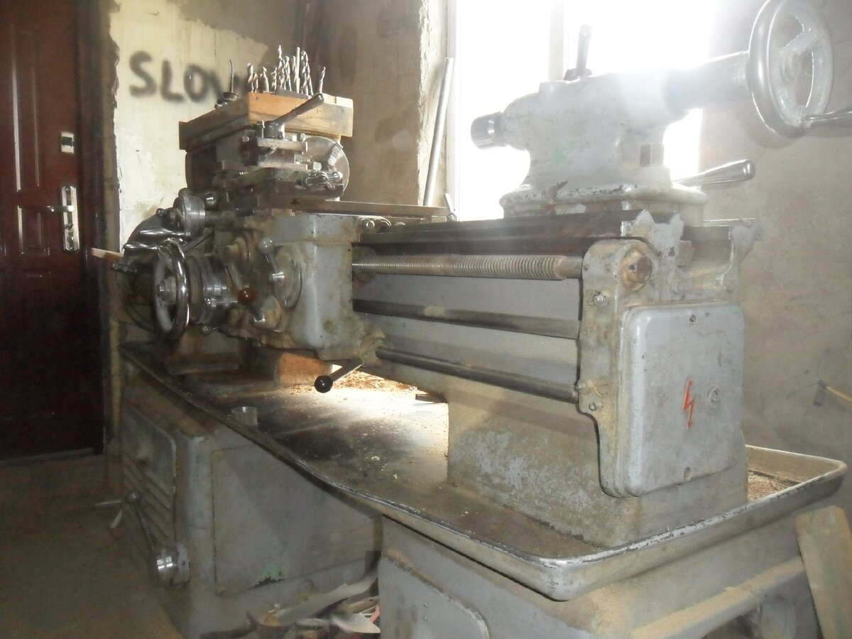 Токарно-винторезный станок по металлу 1Е61.