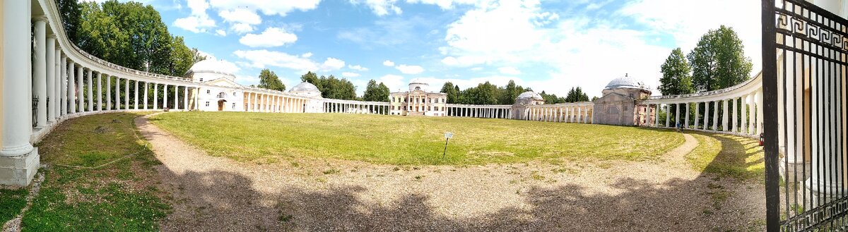 Усадьба с круглой колоннадой (фото автора статьи)