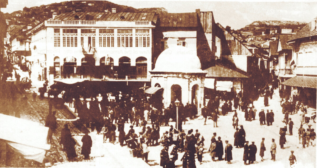 центральная площадь 1-й, Армянской части города. На среднем плане – здание городской управы (мэрия)