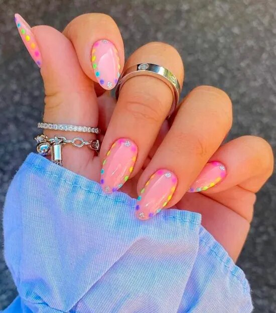 Если вы любительница маникюра и ищете красивый и праздничный дизайн, то присоединитесь к новой тенденции из всеми любимого Instagram, в которой главными героями являются цветные точки. Эти идеи настолько просты в воспроизведении, что вам не нужно будет ходить в салон красоты! 
Вы можете смешивать столько цветов, сколько хотите, и создавать красивые версии, которые отражают вашу индивидуальность или просто используйте готовые блестки с конфетти, чтобы стать частью модной тенденции!