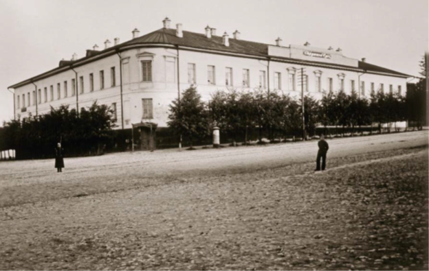 Довольно большой период жизни великого русского писателя Льва Николаевича Толстого был тесно связан с судебной системой Тульской губернии. Граф Толстой, как и многие другие представители дворянских родов России, принимал весьма активное участие в становлении новых институтов правосудия.