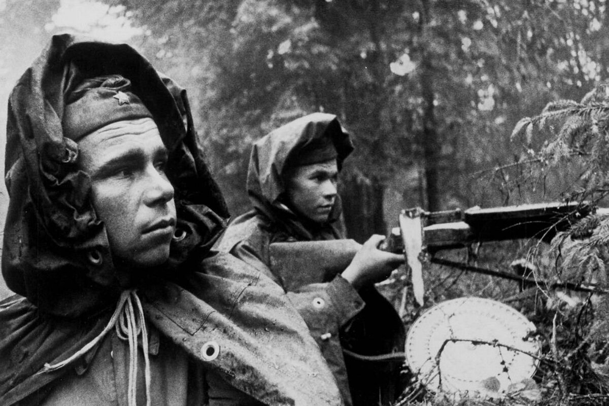 Солдат ВОВ В плащ палатке