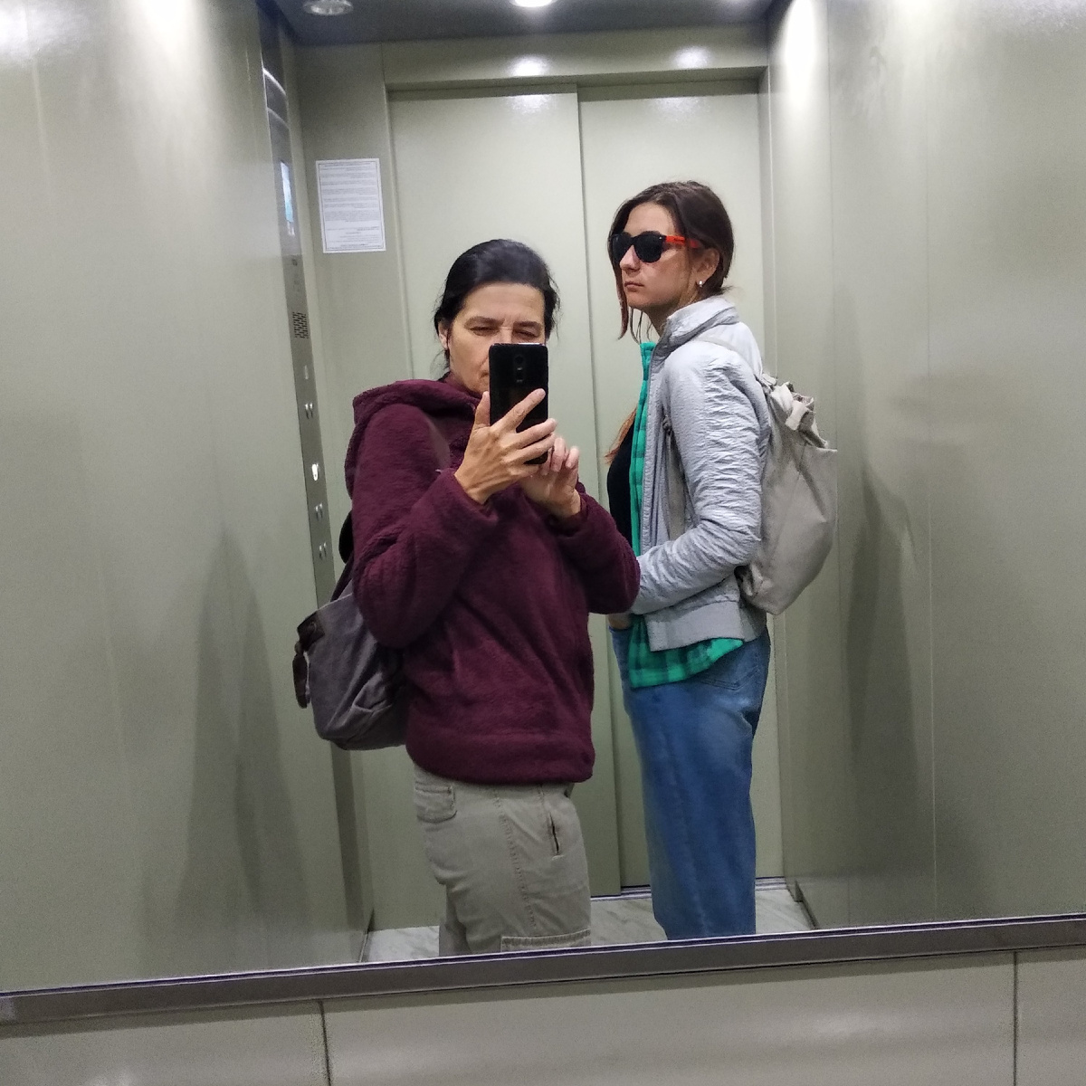 Мы с дочерью в лифте.