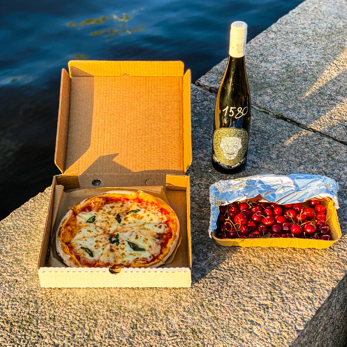 Вечерний набор для услады: пицца + черешня + австрийский розе