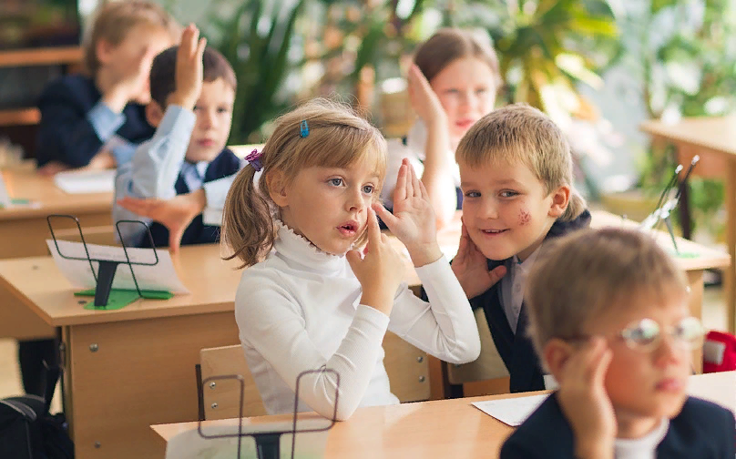 Дети за партой. Учитель с учеником за партой. Ученик отличник. Веселые дети за партой.