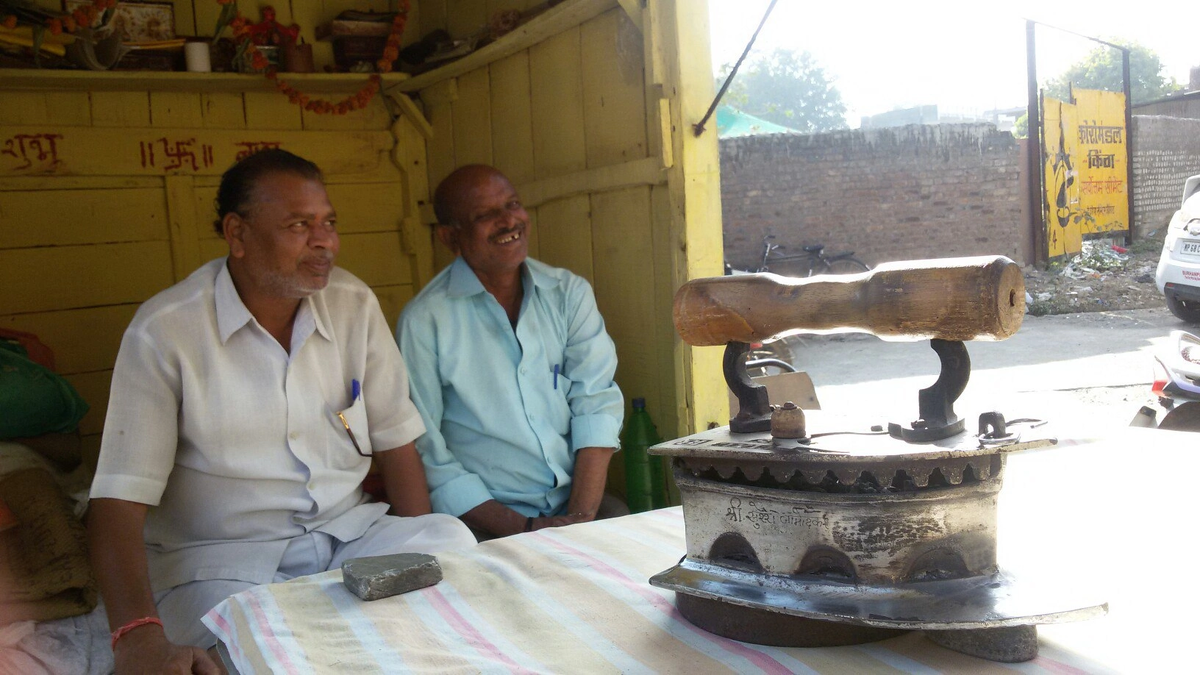 За работой. Ждут клиентов на глажку белья. Утюг видали тяжеленный какой - на углях. Лучше любого современного проглаживает.