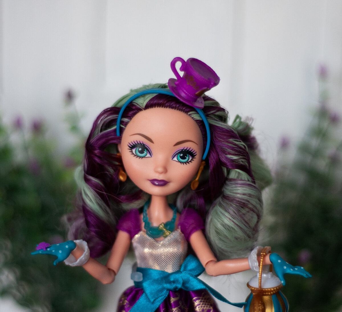 Дочь шляпника эвер афтер. Мэделин хэттер из эвер афтер хай. Кукла мэделин хэттер базовая. Эвер афтер хай меделин хеттер. Кукла эвер афтер хай дочь шляпника.