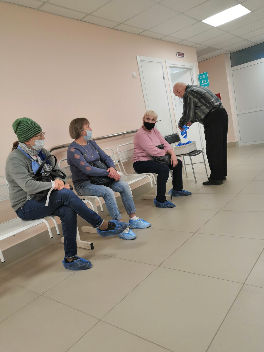 Три человека-это не очередь. 