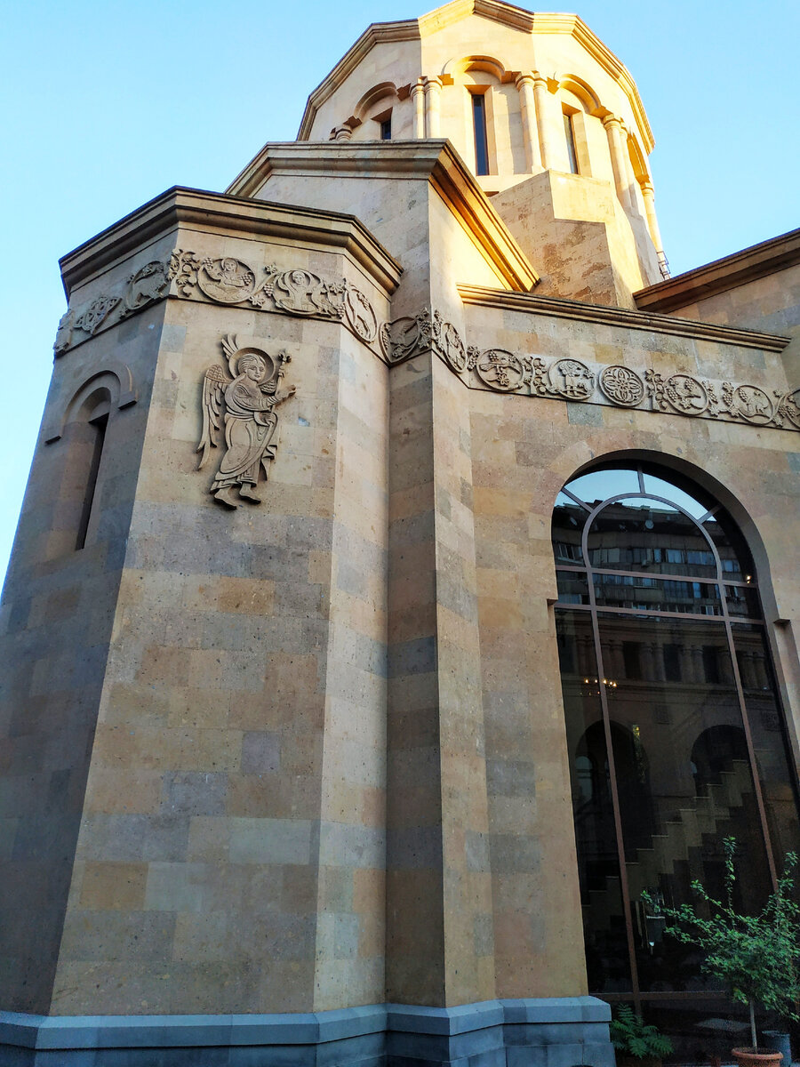 Церковь Святой Анны - молодой храм в Ереване. Фрагмент внешней стены.