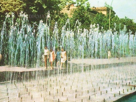 Такими высокими были фонтаны в парке Эребуни-Ереван 1968 году. Источник mediamax.am