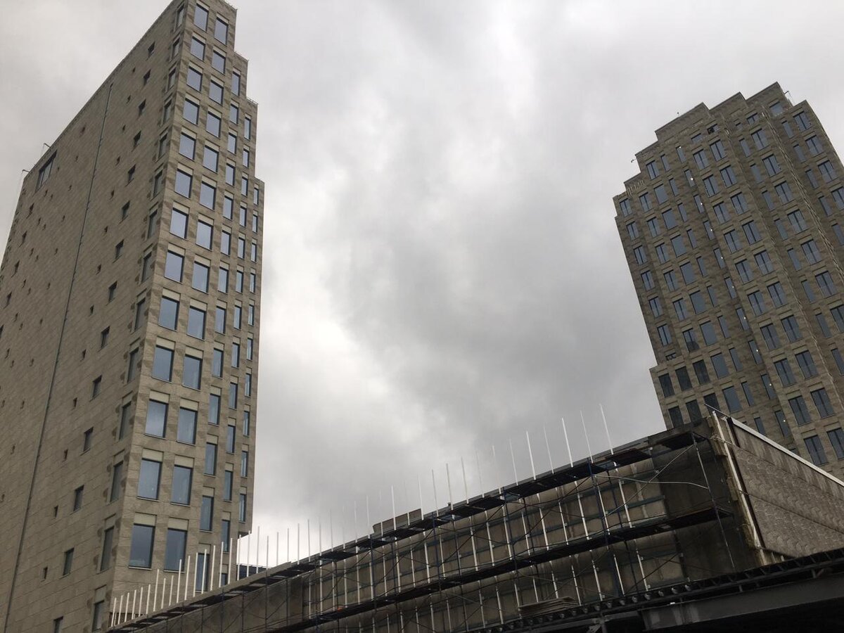 Вот они две "красавицы" - башни этого ЖК. Действительно, друг друга загораживать не будут. Там, где левая башня у нас восток, там, где правая - юго-запад. 