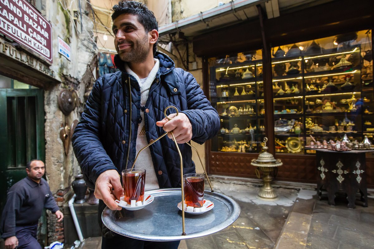 Турки пьют чай. Стамбул чай. Чай в Турции. Турецкий чай в Стамбуле. Стамбул кофе.