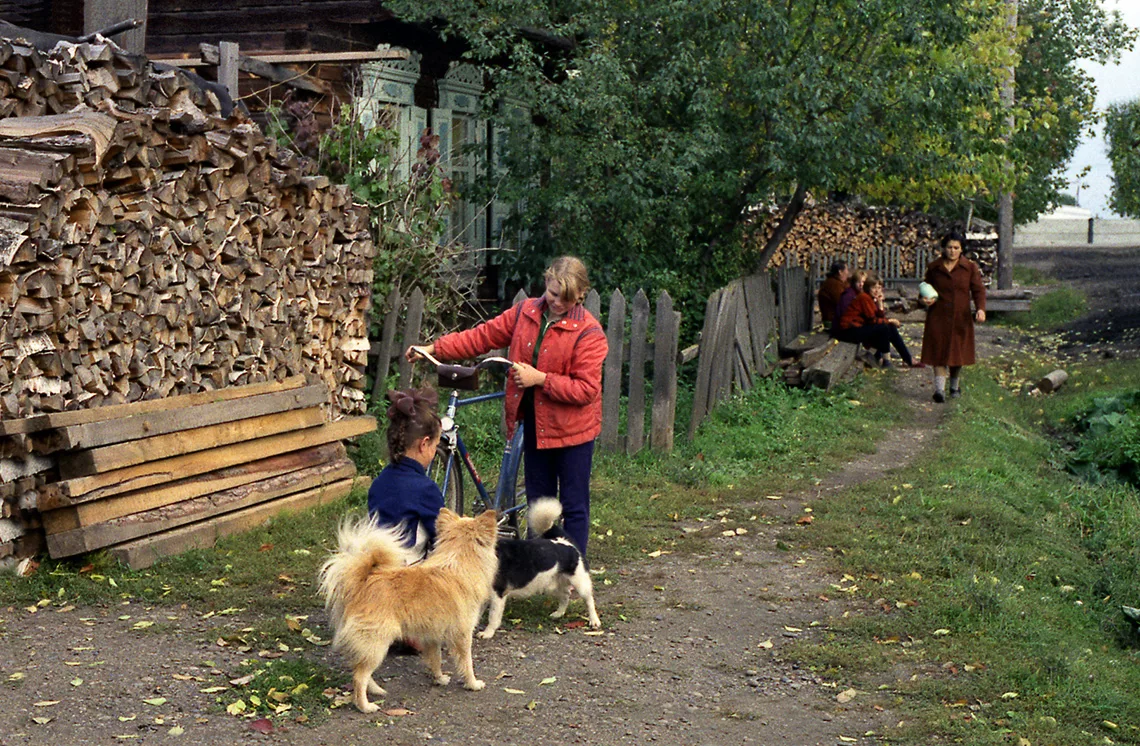 Городской человек в деревне. Деревенские люди. Картинки деревенской жизни. Жизнь в деревне. Жизнь в селе.