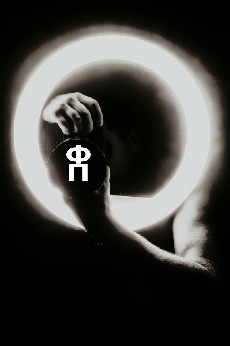 

  Происки вируса, который парализовал мировую экономику на 2 года, и не планирует задавать позиции.
  Вакцинация - смерть?
  Или способ выжить в эпоху искусственных болезней, которые синтезируют в лабораториях, будущие лауреаты Нобелевских премий.
  Естественно, чтобы быть объективным и беспристрастным экспериментатором, я был обязан выбрать одну из Российских вакцин и уколоться, иначе не  возможно выяснить сдохнешь ли ты через 2 года, как заявляют интернет-специалисты, а они как известно большие просвестианалы своего дела,или ставки снова увеличатся, так как вакцинироваться придётся раз в 6-8 месяцев, отсюда логично заключить, что ставки на жизнь сокращаются с 24 месяцев до ничтожных 6-8....
  Собственно, 25 мая 2021 года, Господа нашего, Иисуса Христа, заправившись антигистаминными и парацитомолом, я пошёл прививаться, добровольно соглашаюсь стать частью большого государственного эксперимента, от которого возможно зависит жизнь миллионов людей на земле, а возможно и только моя жизнь, положенная на эшафот медицины, жизнь, на которую сделаны ставки и открыт тотализатор...
  После подробного изучения списка вакцин, остановился я на Спутнике V.
   В тот момент, мне это казалось хорошей идеей...
Расчёт прост - ни один президент не станет умышленно убивать свою армию, тем более, во время того, как, в разных уголках планеты, то тут, то так вспыхивают цветные  революции, локальные конфликты, террористические атаки, религиозная и межнациональная рознь.  Весь политический  ажиотаж, усиление военного присутствия, бесконечные нарушения нашего воздушного и морского пространства, все это стремиться к нашим границам, раскачивая ситуации в республиках, граничаших с нами, или входящие в ШОС и Евразес.
  Строго говоря, все лояльные к нам  государства.
  :
  Короче армия нужна по - любому...
  
  Вторым фактором, который оказал влияние на выбор вакцины - это, опыт центра имени Гаммалея, в создании вакцин в кротчайшие сроки от только недавно появившихся, естественно чисто случайно болезней, таких как Эбола и Ковид.
  
  Так же определённым образом повлияла история возникновения и развитие  
  вакцин в Российской Империи.
    Наша страна обладает 250 - летним опытом, создания вакци  
  Императрица Екатерина, несколько веков назад, испытала на себе, прививку от Оспы.  
  Если английские лорды - пионеры нацизма, то русские пионеры вакцин.
  В середине 20-го века, даже исключительные американцы, были вынуждены купить у нас большую партию прививок от
  Полиомиели́та, с эпидемией которого они боролись, безрезультатно пытаясь получить
  свою вакцину.
  
  Выходит, опыт у западных вирусологов не велик...
  
  И последний фактор, но от этого не менее важный элементарен:
  "ПОЛИТИКА- ЭТО БИЗНЕС ".
  
  Не альтруизм, не демократия, не служение народу...
  
  Просто бизнес и ничего личного...
  Если все в мире бизнес, у всего есть цена и цель, то логично заключить, что наш президент, хороший бизнесмен, который не первый десяток играет по - крупному, на мировой арене.
  Он вложил, немало денег в демографические проекты, зачем ему было это делать, если он планировал всех порешить вакциной убийцей?
  В бизнесе не станут платить дважды это не выгодное капиталовложение...
  
  Чтобы понять, кому выгоден провал и  дескридитация  Sputnik V, нужно разобраться в первую очередь, с заинтересоваными фармацевтическими  корпорациями, которые конкурируют на мировой арене, стремясь продать, как можно больше своих вакцин, несмотря на частые и довольно опасные побочные эффекты, в виде, того же трамбоза и др. 
  В бизнесе не важно, пострадает ли конечный потребитель вакцины-важна немедленно полученная прибыль, ценою здоровья, а и иногда и жизни, своих граждан.
    Всемирная организации здравоохранения все ещё проводит юридические процедуры в отношении Sputnik V.
    Известно, что в  ВОЗ, пока не могут сказать, дату завершения оценки.  
  На настоящий момент ВОЗ рекомендовала для экстренного применения семь препаратов: это вакцины китайских компаний Sinopharm и Sinovac, вакцина Comirnaty, разработанная совместно компаниями Pfizer из США и BioNTech из Германии, препарат компании Janssen, которая является подразделением американской Johnson & Johnson, вакцина американской компании Modern, а также два варианта вакцины британско-шведской фирмы AstraZeneca и Оксфордского университет. 
  В этом списке, присутствуют, все фарм - гиганты,которым более чем выгоден провал Российского Спутника.  Причём провал вакцины, должен произойти именно у нас, именно внутри страны.
    Мы сами должны отказаться от прививки! 
  Байкотировать коллективный иммунитет, который не одно десятилетие надежно защищает, нас от таких болезней, как корь, оспа, краснуха и тд.(об этом упорно говорит статистика, лично мне как обычно насрать, но считаться с ней приходится). Цыфры редко  не врут, за исключением ситуации с пандемией Covid, тут дело обстоит иначе, население "условно" поделили на 3 группы или целевых аудитории, с разными сценария ми развития событий.
  1 группа :те кто привились добровольно или только собираются.
  2. Ярые противники прививки, которые ни за какие коврижки, не станут её колоть.
  3. Те кому дали медицинский отвод (по состоянию здоровья).
  4.Самая интересная на мой взгляд группа, тех кто превращает статистику, в гадание на кофейной гуще! Те, кто покупает прививочный сертификат, но вакцину не получают.
  Казалось бы, ну и хуй с ними, у нас сейчас за деньги можно купить все что угодно, рыночные отношения внесли свои коррективы в нашу  реальность. Что плохого, в том что ты тот, человек, который может позволить себе купить, какой-то то  Covid сертификат?
  Все просто...
  Статистика не передаёт реальных данных. Как можно быть уверенным  в том, что вновь заболевшие, не купили себе сертификат?
  Как понять, кому сделали прививку, а кому просто продали документы?Цена такой услуги варьируется в зависимости от региона, например в Самарской области 10 тр., в Российской области около 2-3 тр.
  Не мудрено, что люди, которые именно купили сертификат, могут заболеть на ровне с теми, кто просто решил сычевать, С этой точки зрения, те кто в открытую отказывается от прививки, поступают  честнее, чем те кто не имеет своего мнения, болтаясь, как дерьмо в проруби. И делать не хочется и перед начальством нужно выкручиваться, вдруг уволят ещё под шумок?Выбор очевиден - купить!
  Во всей этой сказочной  бизнес - истории, всего один жирный минус  -
  последствия...
  Представьте, что 1/4 населения нашей страны купит сертификат? Это почти 37 миллионов человек, сколько из них все же заболеет? И эти умники, следуя законам статистики, пополнят ряды граждан, которые заболели "несмотря" на якобы полученную вакцину. Тем самым усложняя дальнейшие исследования эффективности Спутника. Не стоит забывать и о том, что те кто купят сертификаты, будут учтены в подсчёте , (а их примерно 37 миллионов), тех самых 60 %. привитых, для устойчивого коллективного иммунитета.
  Которого  не будет, по причине невозможности получить реальные цифры, даже если кто-то захотел бы сознаться, скорее всего получил бы, как минимум условный срок по статье "Мошенничество".
  Бесперспективняк...
  Наша страна, победила, многие болезни благодаря развитию мидицины и внедрение  вакцин, от болезней которые просто, так благодаря сильной иммунной системе не одолеть.   
  Но сейчас, люди обладают выборочной памятью, которая  короткими сообщениями, передаёт небольшую часть информации, которая доступна при максимально узком кругозоре.
    Важная информация, часто умалчивает я, а на поверхность специалисты психотехнологий, искусственно извлекают незначительно - правдивый факт, который может долгие годы отводить взор от истинных причинах, тех или иных событий.  
  Мы например, совершенно забыли, что в СССР, никого не спрашивали, будет ли он делать прививки.
    Был календарь, которому подчинялась вся страна.
    Он и сейчас есть, просто всем на него по хуй.(и мне в том числе).
  Во время перестройки, как черт из табакерки, появляется разнообразная  информация, разного толка, в том числе и о вреде прививок Этакий глоток "свободы", после застоя.
  Многие по неопытности  искренне верили, что им открыли страшную тайну злого диктатора - СССР, который так долго оказывал сопротивление, капитализму и пресловутым рыночным отношениям, на которых построен мир.
    Поверили, потому, что была обещана свобода..
    Призрачная, и скованная в оковами от  Tiffany & Co , окрашенная в радужные оттенки, толерантности и терпимости.
    Свобода слова, свобода выбора из окорочков Буша и бургеров из МакДак.
    Свобода выбирать из любезно составленного списка, поприкая собственные государственные интересы, в угоду хозяивам жизни.
    Короче, выбрать не из чего....
    Полный СВЕСТИПЕТР.
    Но тем временем, я отвлёкся,блядь на чем же я остановился?  
  Точно, закинувшись разнообразной барбитурой из ближайшей аптеки,я важно последовал в прививочгый кабинет, местной амбулатории, где несколько дней назад, для меня заказали, первую дозу препарата.
  Первые пол-часа после инъекции, я твёрдо решил провести на территории медицинского учреждения, дабы при немедленной смерти, скоропостижно смерти, прямо во время введения вакцины, никто не застрахован, так гласил интернет, поэтому я решил перебздеть, оставаясь некоторое время в больнице, мозоля глаза персоналу, который почему-то нервничал, и переодически справлялся о моем самочувствии.
  В конце концов, лень взяла своё, я устал слоняться по больничный коридорам и отправился домой.
    Мне настоятельно рекомендовали поберечься дня 3 и не бухать! Это почемуто было важно.
    Мы делали прививки втроём, Гарик, Саня и я. 
  Я бухать не стал, предпочел травку, ребята же несмотря на предостережения врачей решили по пиву.
  С пивом поберечься у них не вышло и в ход пошёл гараж, который срочно нужно было привести в порядок.
    После таких смелых пируэтов, бедняги потели без устали ровно 3 дня и 3 ночи, пока чистое постельное белье не кончалось и не наступили 4-е сутки.
   Что касается меня, спиртное я не пил, потому пот меня не волновало, больше напрягала бессонница, которая длилась уже 3-й день.
    Мышечные боли по всему телу, насморк....  
  Так прошло ещё дня три, температура у меня не поднималась, но я чувствовал бессилие, не было сил встать, я пролежал 36 часов, вставая только по нужде.
  На следующий день, я проснулся огурцом, недомогание прошло, силы вернулись, жизнь вошла в привычное русло.
    Через пару недель, будет введёна вторая доза вакцины, состояние стабилизировалось.
    С первого дня, введения вакцины, на портале госуслуги испытуемому предлагается вести дневник самочувствия, и лично я считаю это прекрасной идеей, так как подобные практики помогут, точно определить побочные действия Спутника.  
  Я не помню, чтобы в нашей стране, да и в других государствах, отслеживали последствия, в том числе и негативные, если они имели место быть после вакцинации.  
  Респонденту предлагаются на выбор варианты побочных эффектов, которые по большей части соответствовали моему состоянию.
  Было видно, что перечень побочек реальный, по крайней мере именно так, человеком из списка, пока ещё не известно, какого, тех кто выживет или тех кому суждено иначе, я в полной мере себя ощущал.  
  И ждал второй инъекции, с ужасом, так как всезнающий интернет мне популярно объяснил, что второй шприц, смертоноснее первого, так как организм, якобы бросает все силы иммунной системы, на борьбу с мышиным вирусом и ломается, как при синдроме иммунодиффецита.
  
  Несмотря на то, что я сильный, смелый и ебанутый, надо признаться дрожжь в коленях, мне унять не удавалось, потому в этот раз помимо антигистаминнов и парацитомола, я всек пару проверенных седативных пелюль, для успокоения нервов-не помогло.  
  Пришлось каа следует обкуриться, чтобы потеряв чувство бдительность, с беззаботно сверкающей улыбкой отправиться в амбулаторию и шырнуться ещё раз.
    Выйдя из кабинета со второй прививкой, я судорожно прислушиваться к своему организму, который упорно молчал....
  Мне не было плохо или хорошо, я просто шёл, не сворачивая в направлении дома.  
  Через несколько часов, уже почти проверив, в лёгкое протекание 2-го дозняка, я с ужасом заметил, изменилась, буквально на одно мгновение цветопередача, белая ванна окрасилась в розовый оттенок, с перламутровым блеском.
    Я закрыл глаза, и снова открыл.
    Ванна была по обычному былой, но мозг, точно зная, то что не принимал ничего, для изменения сознания, в ужасе пытался найти этому, логическое объяснение-но его не было.
    Вечером пришло время заполнять дневник самочувствия.
  -Блядь!
  Да, как же так?
    В перечне побочек я прочитал о том, что цветопередача может на рушиться! Это нормально.
    Интересно мне знать, на какие клетки мозга воздействует вирус, вызывая такой эффект, без LSD или псилоцибила?
    Как он влияет на восприятие запахов и вкусов?
    Такого монстра природа мать явно бы не сочинил, ей явно помогли...
    Нарушение в цветопередаче, у меня случались ещё несколько раз. Но теперь мне не было так страшно.
    Прошёл ещё 1 день.  
  Состояние пришло в норму, болело только место укола. Но это не кретично.

    Через пару дней, я совсем забыл, что мы теперь ОДНОКОЛЬЧАНЕ, который осмелились поставить эксперимент над собой, ради блага других людей.
    У меня теперь есть специальный сертификат, гласит о моем статусе привитого человека, в принципе осталось подождать несколько месяцев, и мы поймём, реально ли вакцина смертельная, или все сказочки про чипы, которые нам вживят, вместе с прививкой, больные фантазии, людей, которые до сих пор не понимают, что чипы у них давным давно есть, и на них государство не тратит ни копейки денег из бюджета, мы сами их покупаем каждый год, или как появилась новая модель.
    Телефон знает о тебе больше, чем родная мать.  
  Хочешь чувствовать себя в безопасности?
    Точно знать, что твой телефон не прослушивают?
    Легко, просто выкинь его ко всем чертям!
    Без сомнения и сожаления, просто на хуй!  
  Купи самый дешёвый кнопочный телефон и будь спокоен-ты на хуй никому не нужен.
    Из всего фантазийного разнообразия легенд и преданий о вакцин, мне жаль что не сработала всего одна, зато какая:
  Представь, что можно заряжать гаджеты прямо от руки, непосредственно в том месте куда вкололи Спутник.  
  Обломись! Не работает эта тема-проверил...
    Осталось проверить теорию 8 месяцев жизни, после вакцинации....
    Надеюсь мы доберёмся всем миром до 60% привитых, которые образуют, тот самый коллективный иммунитет, который напрямую влияет на здоровье нации.  
  Я не призываю делать прививки, я просто делюсь опытом, как это происходило со мной.
    Всегда есть выбор, не тот выбор который нам дают правящие верхушки,выбор в пространстве вариантов, по которым может развиваться жизнь! И только тебе решать, сможешь ты или НЕТ!  И ЧТО ИМЕННО СМОЖЕШЬ! 
  СДЕЛАНЫ СТАВКИ ГОСПОДА - НА ЗАВТРА!

  Р.  S.   Я полностью отдаю себе отчёт, что в данном тесте слова вакцина и прививка, повторяется бесчисленное количество раз, если есть идеи как заменить пишите на электронную почту 13mb@mail.ru
   или
   на деревню, к дедушке, в случае, если я не отвечаю, прошу искать меня в "Институте Благородных Девиц" 
P. SS. Продолжение следует, неизвестно сбудется ли предсказание о, том что последующие вакцинации будет стоит дене! Возможно, что скоро я вам расскажу или сколько будет стоить ширнуться или, что все это пиздеж чистой воды! 
  Август( 2021 г.)