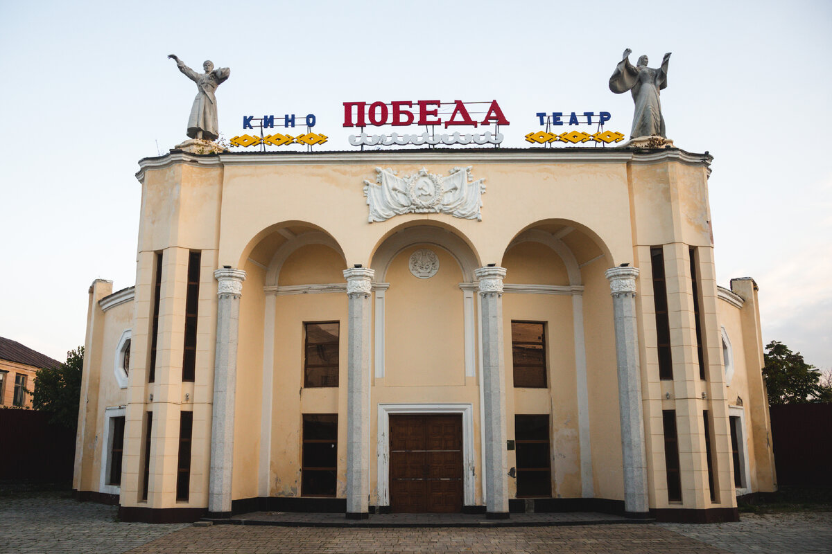 Фасад кинотеатра Победа в настоящее время